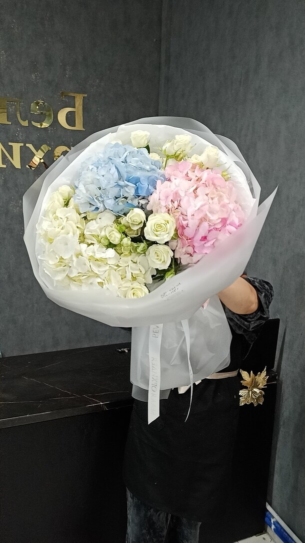 Букет из гортензий и роз, артикул F1405955 - 5390 рублей, доставка по городу. Flawery - доставка цветов