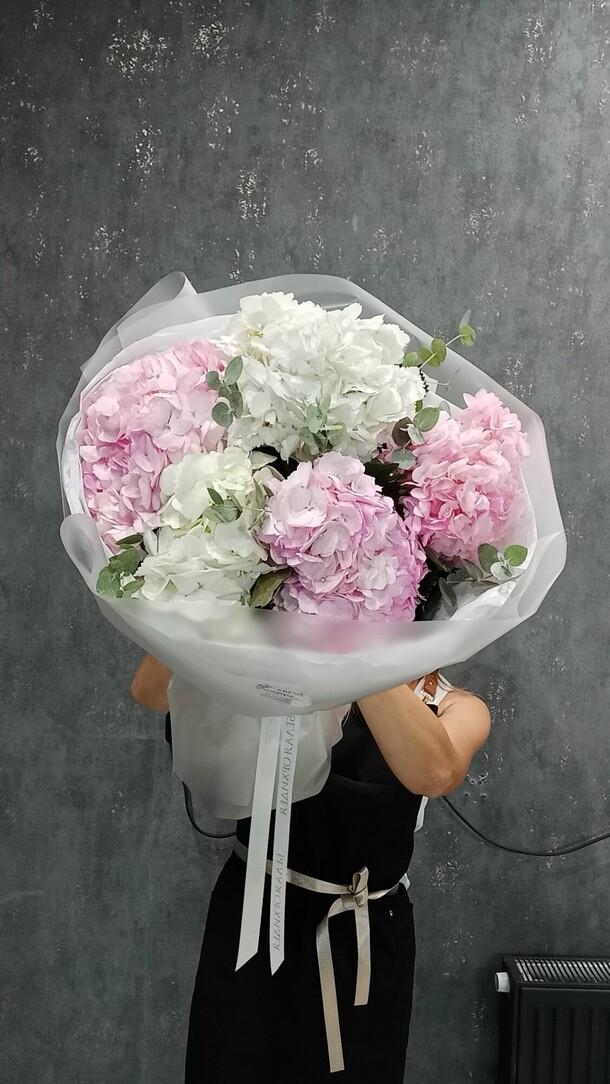 Букет из гортензий и эвкалипта, артикул F1405966 - 5490 рублей, доставка по городу. Flawery - доставка цветов