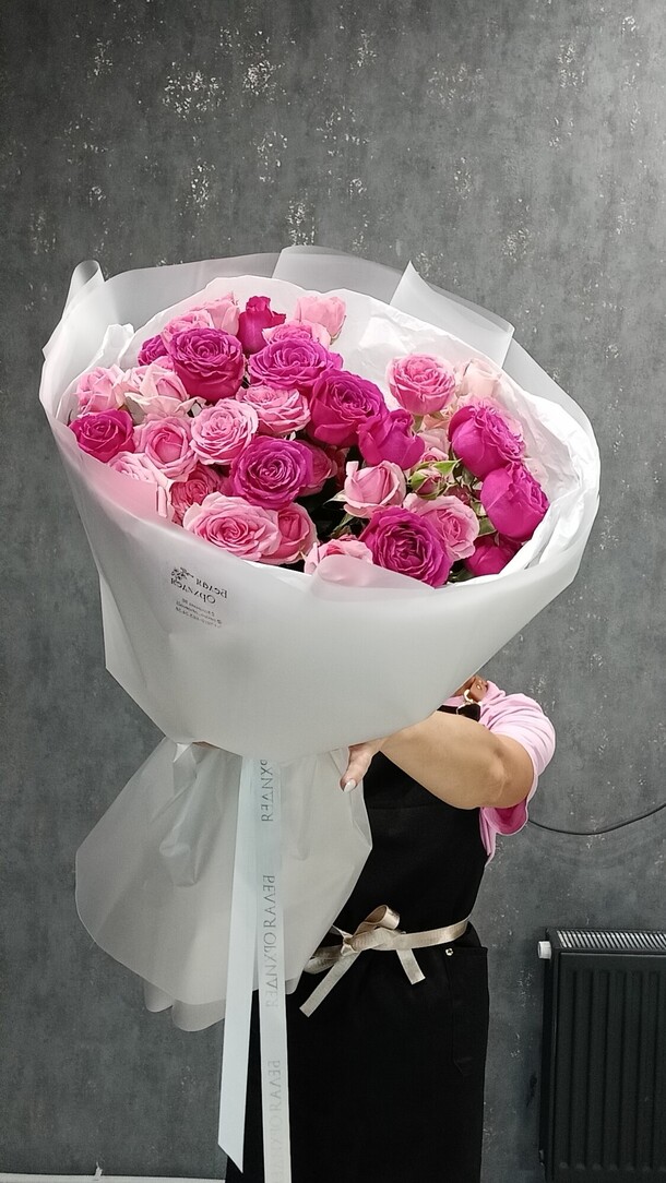 Букет из кустовых роз микс 9, артикул F1406798 - 4790 рублей, доставка по городу. Flawery - доставка цветов