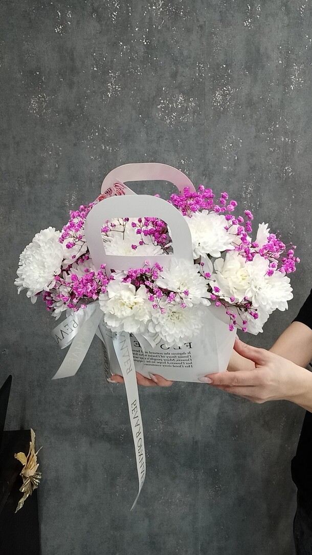 Сумочка из хризантенам,диантусов,гипсофилы, артикул F1406799 - 2790 рублей, доставка по городу. Flawery - доставка цветов