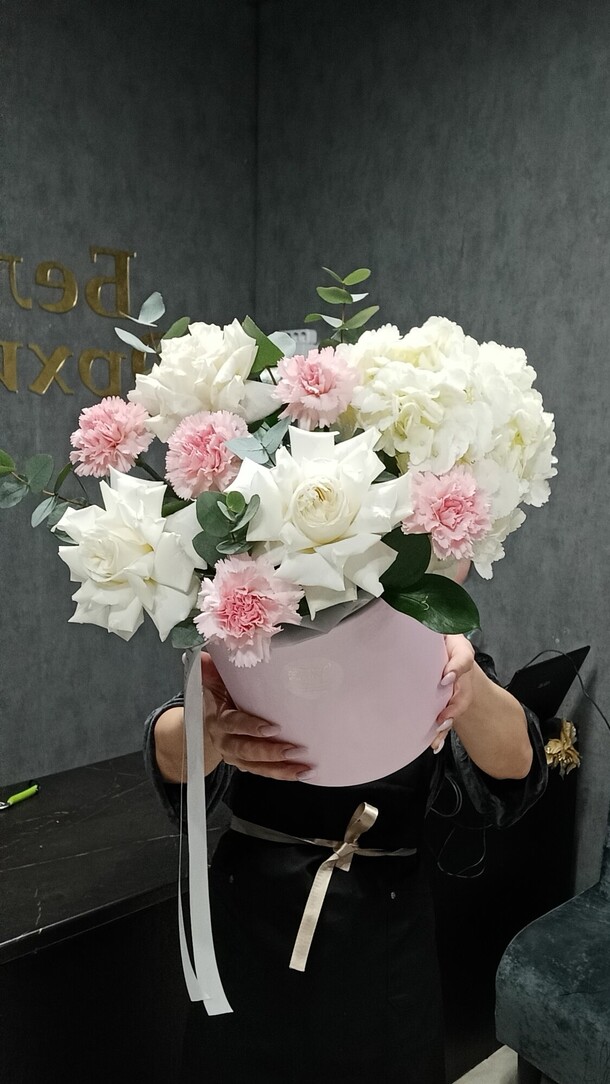 Композиция в коробке, артикул F1408897 - 4890 рублей, доставка по городу. Flawery - доставка цветов