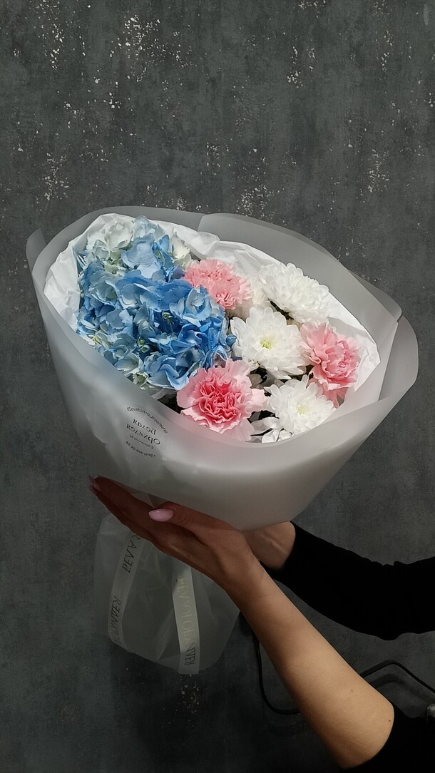 Букет комплимент с голубой гортензией,диантусами и хризантенамой, артикул F1421863 - 2800 рублей, доставка по городу. Flawery - доставка цветов