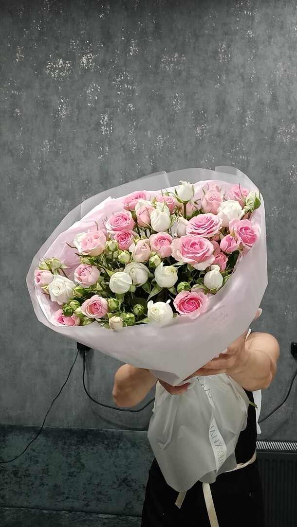 Букет из кустовых роз, артикул F1431654 - 5790 рублей, доставка по городу. Flawery - доставка цветов