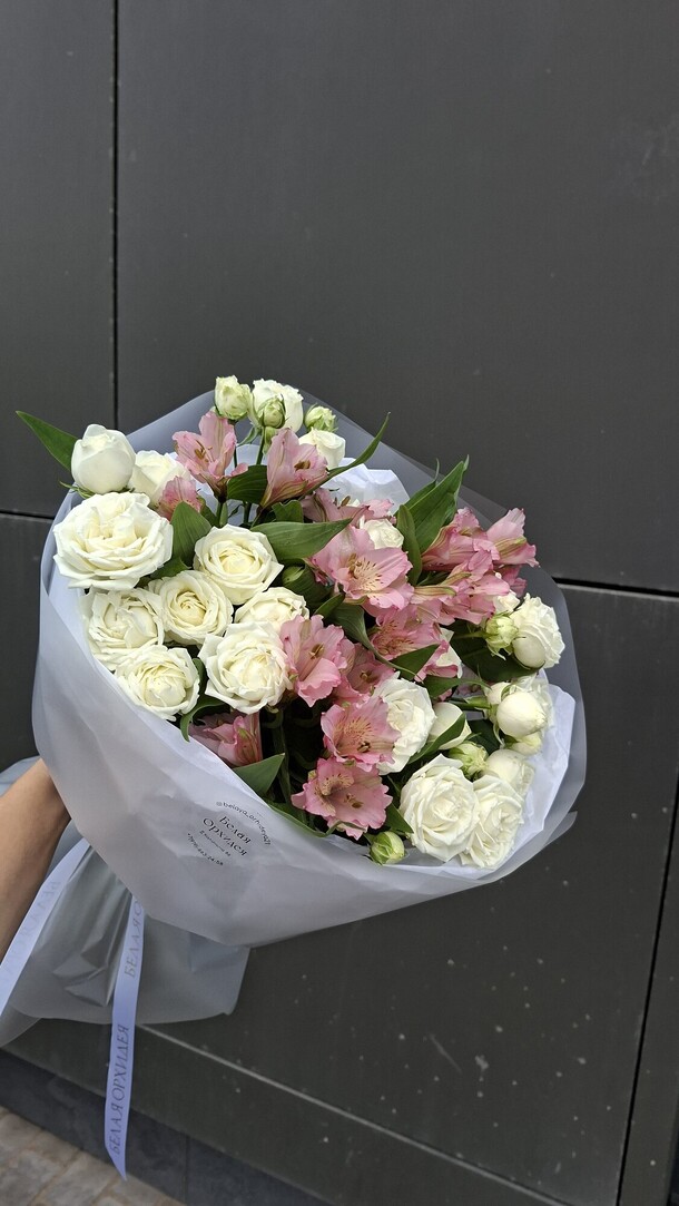 Букет из кустовых роз и альстромерий, артикул F1437510 - 4590 рублей, доставка по городу. Flawery - доставка цветов