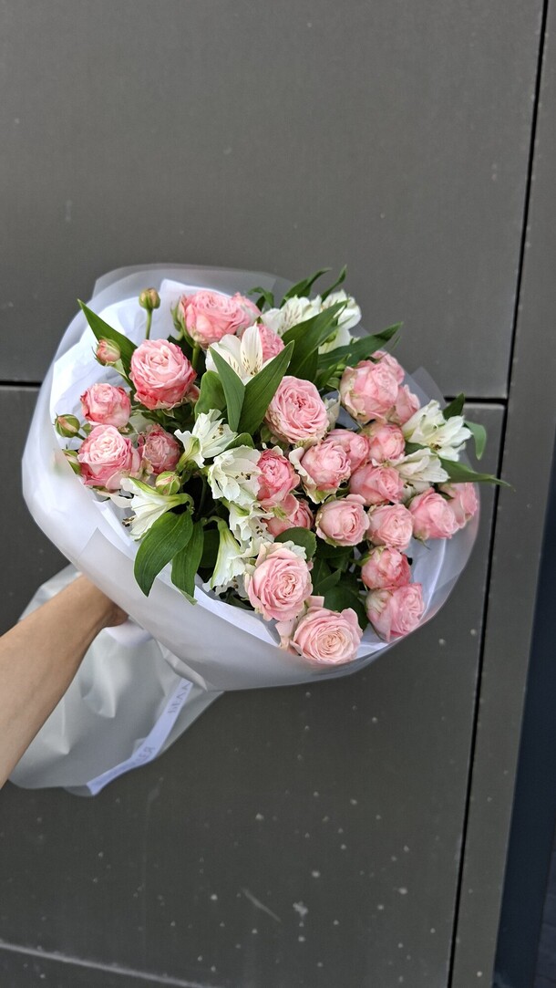 Букет из альстромерий и кустовых роз, артикул F1437512 - 4590 рублей, доставка по городу. Flawery - доставка цветов