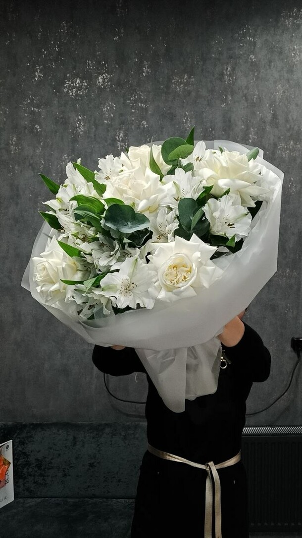 Букет нежность из роз и альстромерий, артикул F1454832 - 5590 рублей, доставка по городу. Flawery - доставка цветов