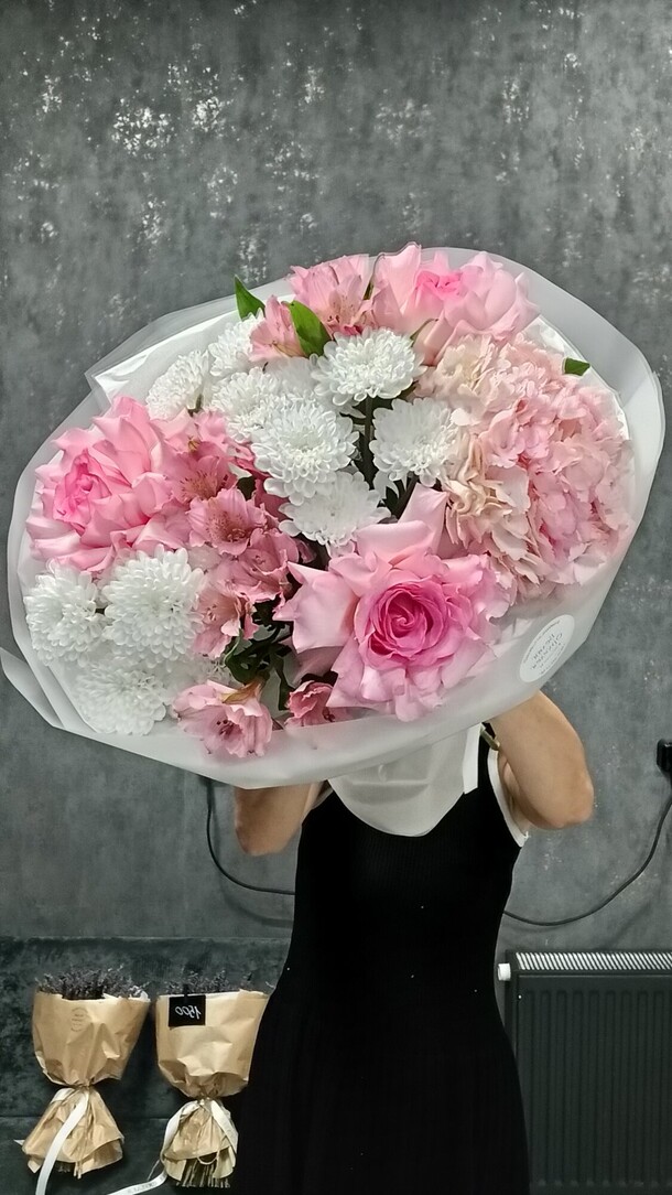 Букет в нежных оттенках, артикул F1454936 - 5490 рублей, доставка по городу. Flawery - доставка цветов