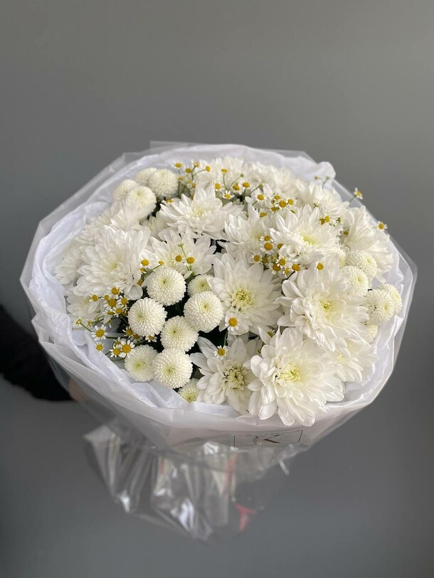 Микс стойкой хризантемы с ромашками, артикул F1332436 - 4700 рублей, доставка по городу. Flawery - доставка цветов