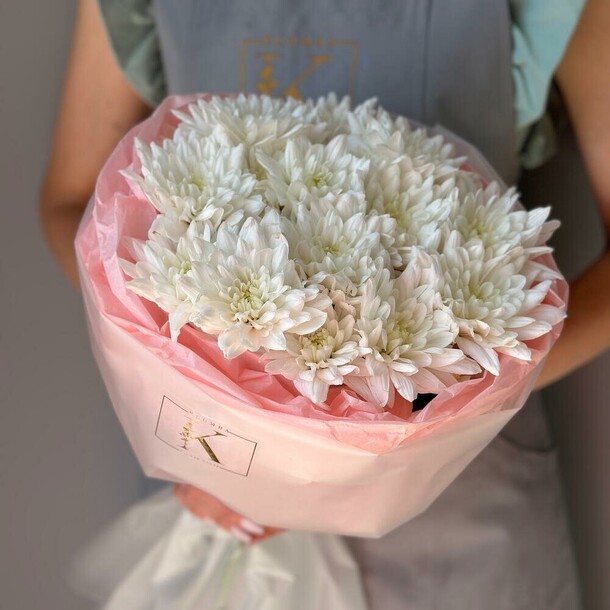 Монобукет воздушных хризантем в комплимент, артикул F1332514 - 1700 рублей, доставка по городу. Flawery - доставка цветов