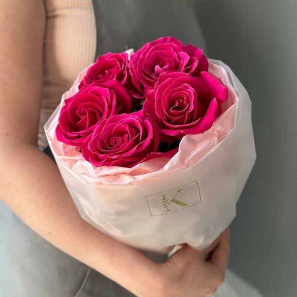 Монобукет из 5 ароматных малиновых роз, артикул F1343097 - 2450 рублей, доставка по городу. Flawery - доставка цветов