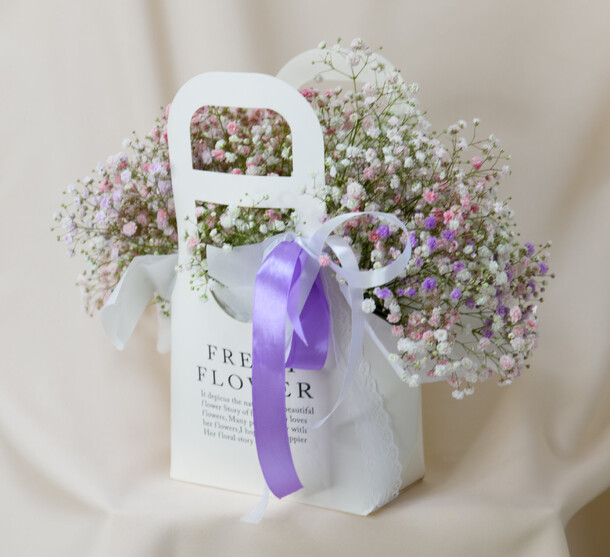 Нежная гипсофила в сумочке с бантом, артикул F1333166 - 3290 рублей, доставка по городу. Flawery - доставка цветов