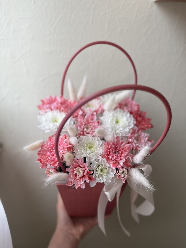 Сумочка с цветами, артикул F1335304 - 1502 рублей, доставка по городу. Flawery - доставка цветов