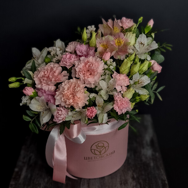 Фактурный бокс с диантусами, артикул F1107492 - 5650 рублей, доставка по городу. Flawery - доставка цветов