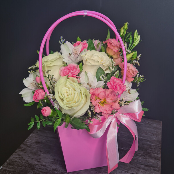 Сумочка с белыми розами, артикул F1133532 - 4250 рублей, доставка по городу. Flawery - доставка цветов