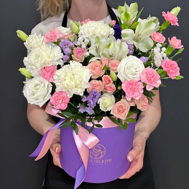 Фиолетовый бокс с белыми диантусами, артикул F1297850 - 4950 рублей, доставка по городу. Flawery - доставка цветов