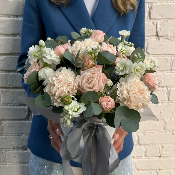 Цветы в коробке, артикул F1332264 - 8787 рублей, доставка по городу. Flawery - доставка цветов