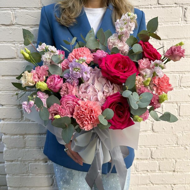 Цветы в коробке, артикул F1332269 - 10046 рублей, доставка по городу. Flawery - доставка цветов