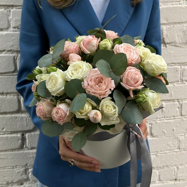 Цветы в коробке, артикул F1332274 - 8738 рублей, доставка по городу. Flawery - доставка цветов