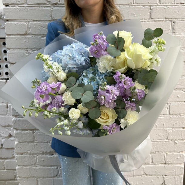 Букет с гортензией, дельфиниумом и маттиолой, артикул F1332277 - 18355 рублей, доставка по городу. Flawery - доставка цветов