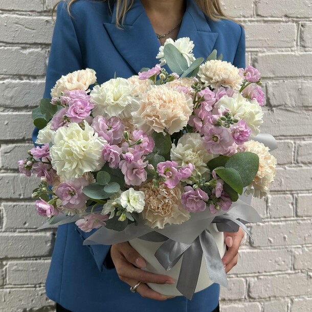 Цветы в коробке, артикул F1332292 - 8628 рублей, доставка по городу. Flawery - доставка цветов