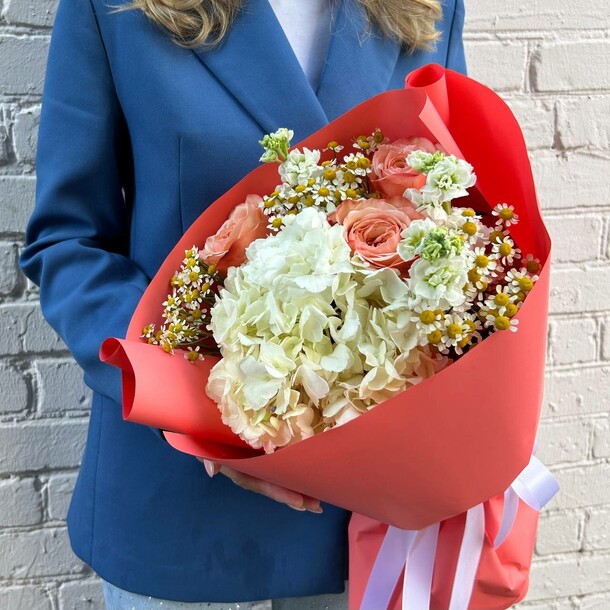 Букет с гортензией и ромашкой, артикул F1332620 - 8328 рублей, доставка по городу. Flawery - доставка цветов