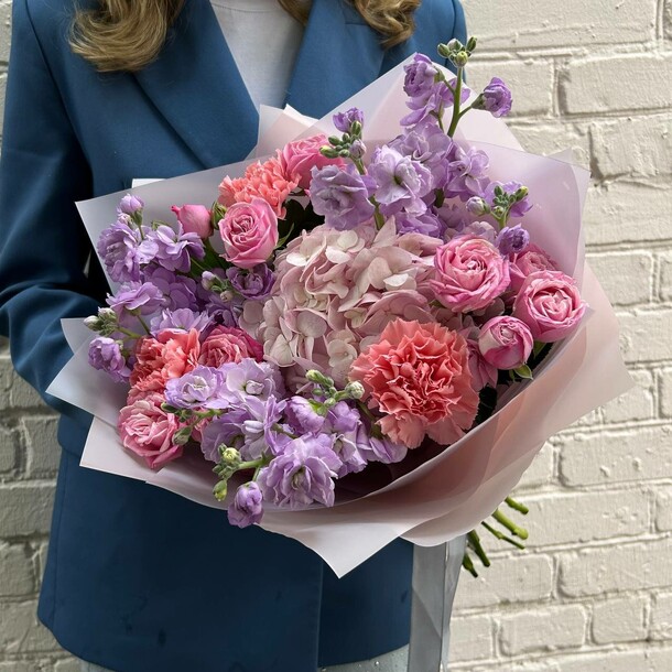 Букет с гортензией и маттиолой, артикул F1332636 - 9354 рублей, доставка по городу. Flawery - доставка цветов