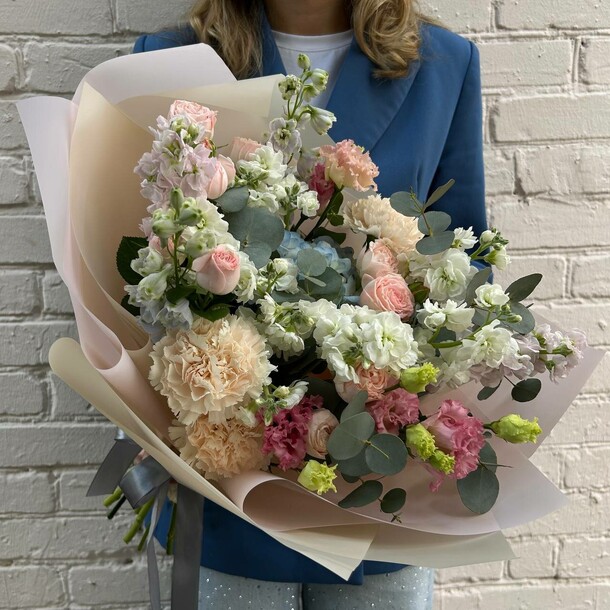 Букет с гортензией маттиолой и эвкалиптом, артикул F1332637 - 13339 рублей, доставка по городу. Flawery - доставка цветов