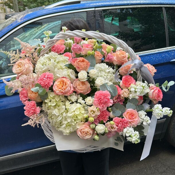 Корзина с цветами, артикул F1332653 - 58391 рублей, доставка по городу. Flawery - доставка цветов