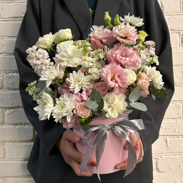 Цветы в коробке, артикул F1332673 - 15040 рублей, доставка по городу. Flawery - доставка цветов