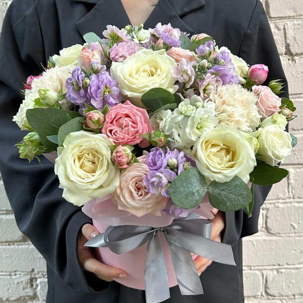 Цветы в коробке, артикул F1332694 - 8203 рублей, доставка по городу. Flawery - доставка цветов