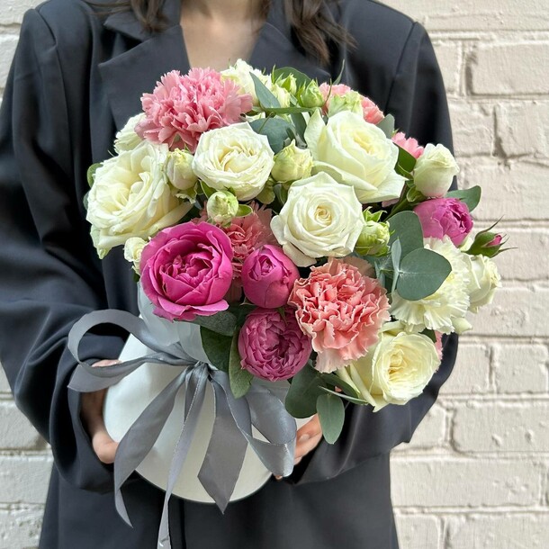 Цветы в коробке, артикул F1332695 - 7954 рублей, доставка по городу. Flawery - доставка цветов