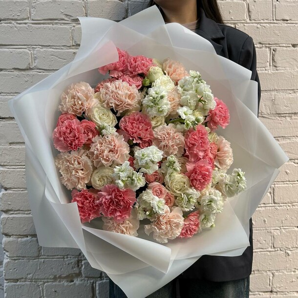 Букет с кустовыми пионовидными розами и диантусами, артикул F1332724 - 25918 рублей, доставка по городу. Flawery - доставка цветов