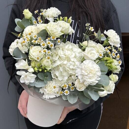 Ромашки с гортензией в шляпной коробке, артикул F1505092 - 11846 рублей, доставка по городу. Flawery - доставка цветов