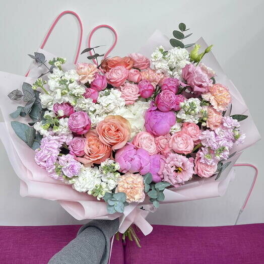 Авторский букет с пионами, розами и маттиолой, артикул F1505161 - 27892 рублей, доставка по городу. Flawery - доставка цветов