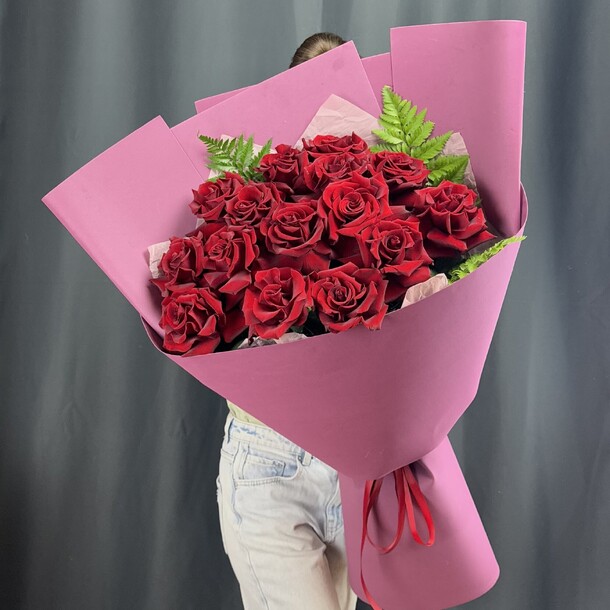 Королевский букет красных роз, артикул F1378495 - 9900 рублей, доставка по городу. Flawery - доставка цветов