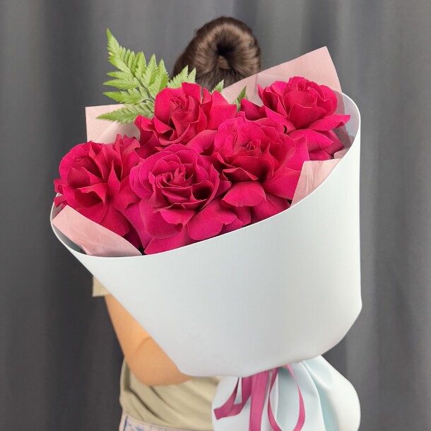 Букет ажурных малиновых роз, артикул F1394379 - 3300 рублей, доставка по городу. Flawery - доставка цветов