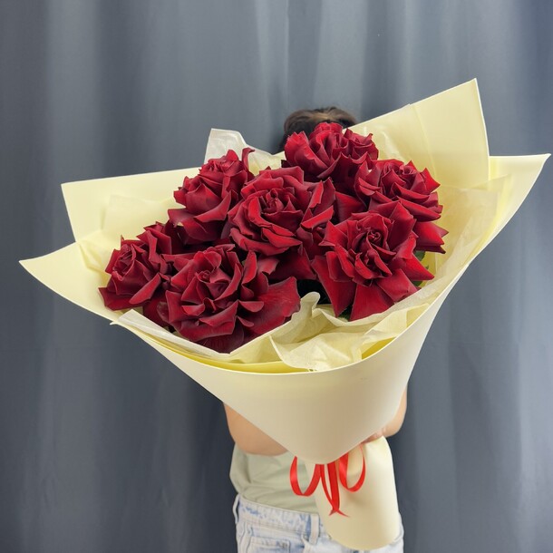 7 ажурных красных роз, артикул F1394398 - 3900 рублей, доставка по городу. Flawery - доставка цветов