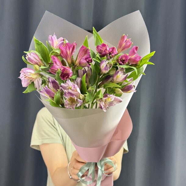 Комплимент из альстромерий, артикул F1394400 - 2300 рублей, доставка по городу. Flawery - доставка цветов