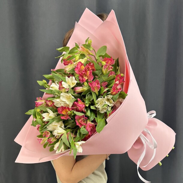 Большой букет нежных альстромерий, артикул F1394433 - 5500 рублей, доставка по городу. Flawery - доставка цветов