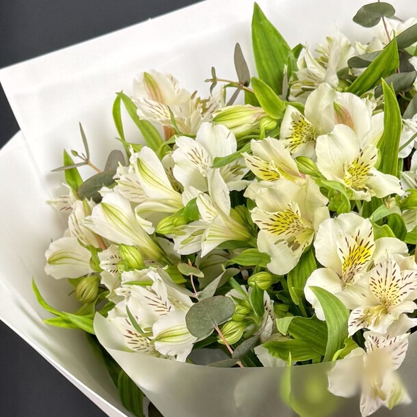 Букет белых альстромерий, артикул F1424571 - 3190 рублей, доставка по городу. Flawery - доставка цветов