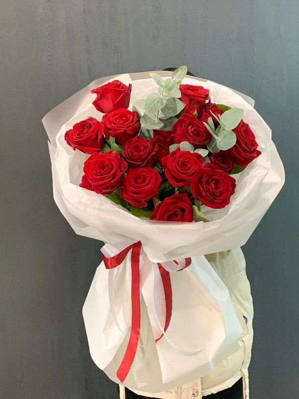 15 роз с эвкалиптом, артикул F1399480 - 5125 рублей, доставка по городу. Flawery - доставка цветов