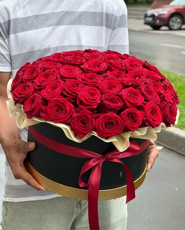 51 красная роза в коробке, артикул F1334246 - 23745 рублей, доставка по городу. Flawery - доставка цветов
