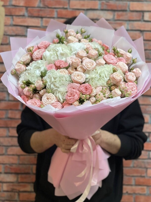 Гортензия с кустовой розой, артикул F1351385 - 18967 рублей, доставка по городу. Flawery - доставка цветов