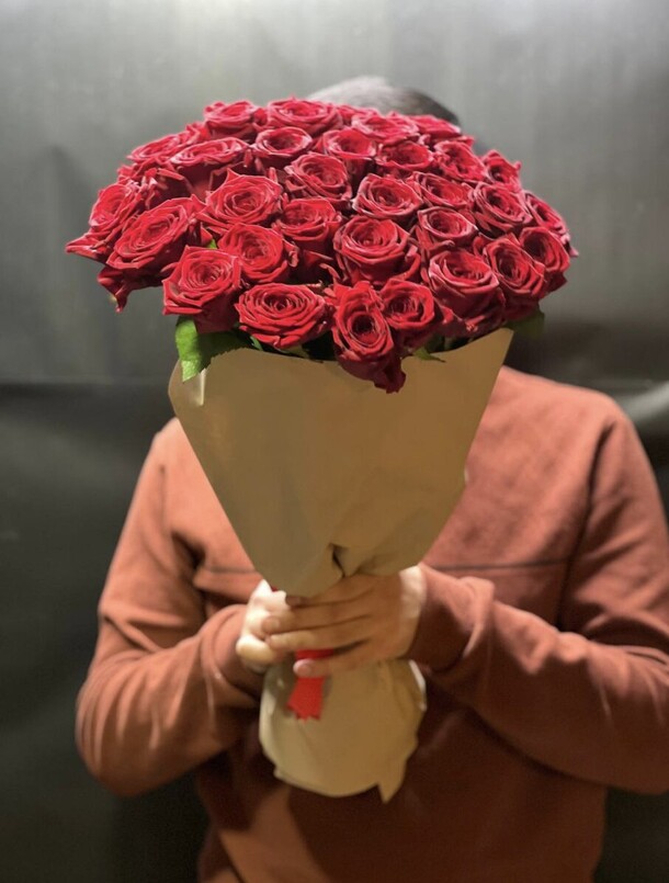 31 роза красная, артикул F1373350 - 11966 рублей, доставка по городу. Flawery - доставка цветов