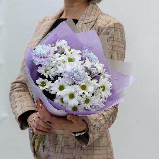 Нежный белый, голубой букет из хризантем и гвоздик в дизайнерской упаковке, артикул F1250841 - 4200 рублей, доставка по городу. Flawery - доставка цветов