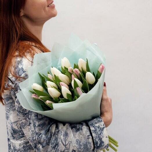 Букет нежный из белых тюльпанов и розовых тюльпанов 19 штук, артикул F1261942 - 8900 рублей, доставка по городу. Flawery - доставка цветов