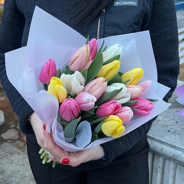 Весенний букет цветов из разноцветных классических тюльпанов в дизайнерской упаковке, артикул F1261954 - 8100 рублей, доставка по городу. Flawery - доставка цветов