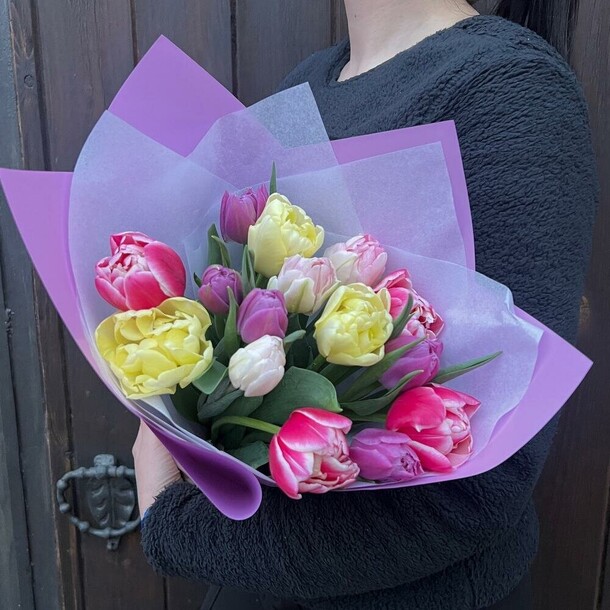 Весенний букет цветов из разноцветных пионовидных тюльпанов 15 шт в дизайнерской упаковке, артикул F1261969 - 7650 рублей, доставка по городу. Flawery - доставка цветов