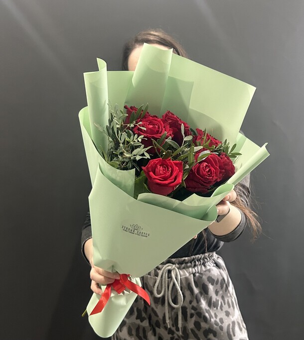 Красные розы с зеленью, артикул F1402521 - 1990 рублей, доставка по городу. Flawery - доставка цветов