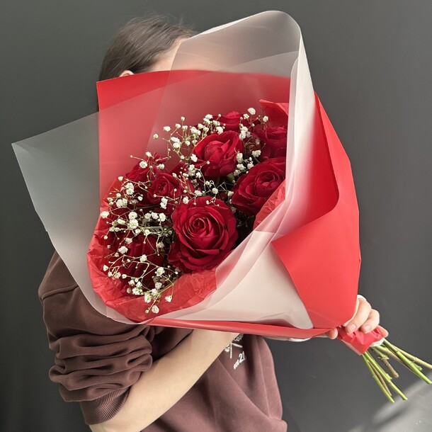 Красные розы с гипсофилой, артикул F1415493 - 2500 рублей, доставка по городу. Flawery - доставка цветов